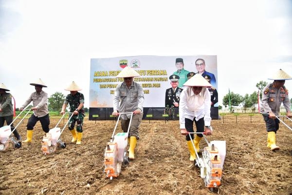  Tanam Jagung Bersama Wamen Pertanian, Edy Rahmayadi Sebut Kolaborasi Penting Wujudkan Kedaulatan Pangan